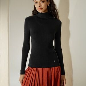 Seamless Silk-Cashmere Blend Turtleneck Sweater, Medium